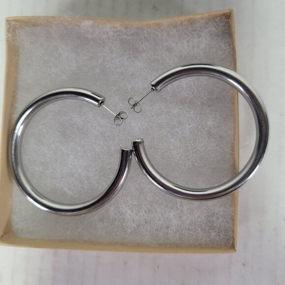 Revolve Peter & June Classic Elegant Casual Large Silver-Tone Hoop Earrings - Picture 1 of 3